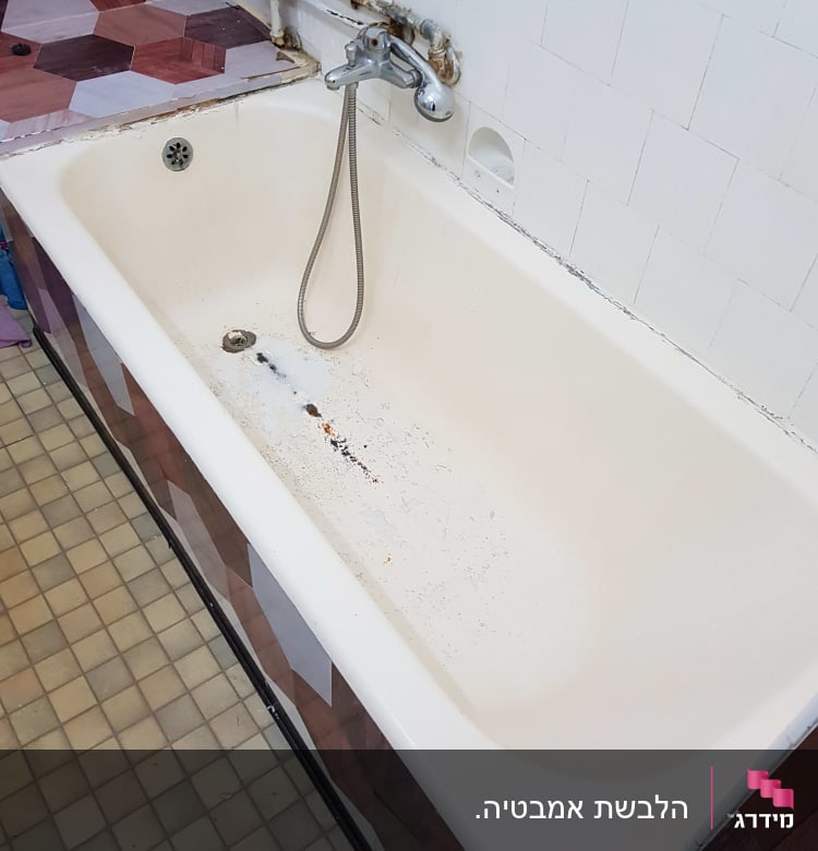 אמבטיה עם חיפוי אריחים צבעוניים וברז מתכת